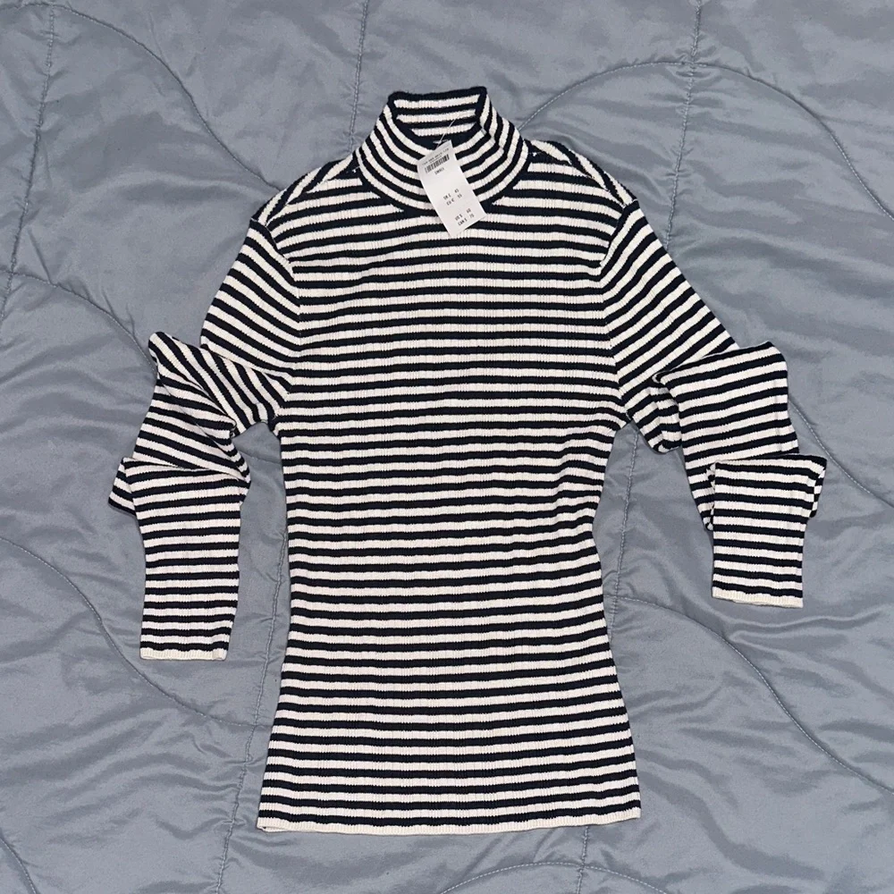 Flash Sale! 🎉 Abercrombie and Fitch Navy and White Striped Women's Top - Picture 2 of 2